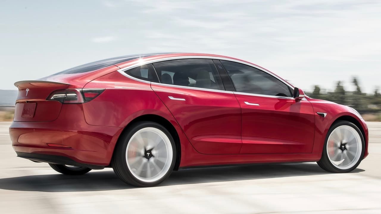 Por ser el más compacto de los modelos de Tesla, el Model 3 no deja de tener prestaciones impresionantes. El Model 3 puede ser ordenado con la opción de dos motores, o 'Motor Dual', uno en cada eje, lo que le da la capacidad de tracción integral. Así equipado, el pequeño sedán es capaz de acelerar de 0 a 60 millas por hora en 3.5 segundos.
