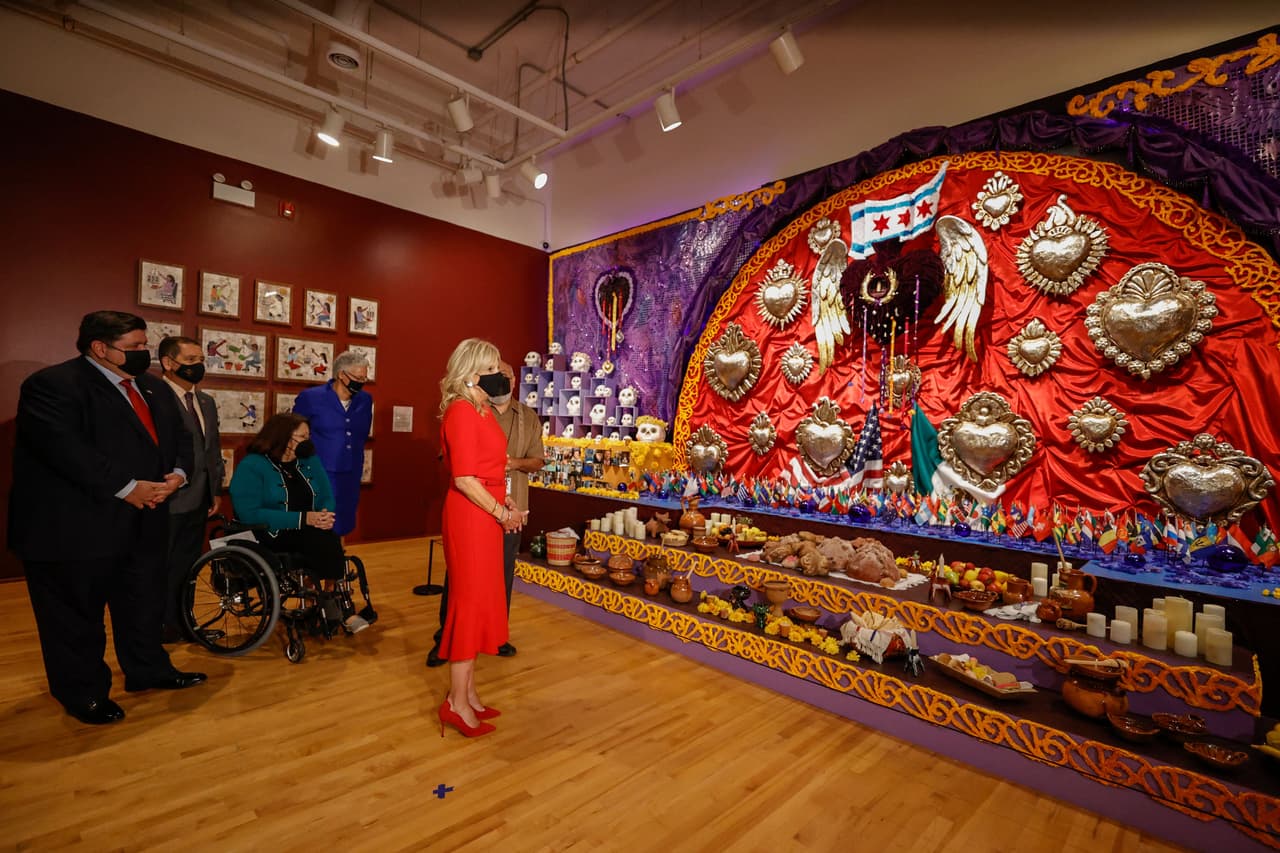 Las expresiones de la primera dama de Estados Unidos surgieron un día después de su visita al Museo Nacional de Arte Mexicano, en Chicago, donde vio parte de la exhibición dedicada a la tradición del Día de los Muertos.