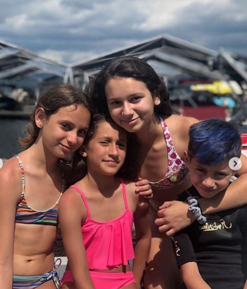 "Las hijas de Alex me dicen, 'yo quiero el vestido de los GRAMMY, Emme puede quedarse con el otro'", mencionó la también actriz.