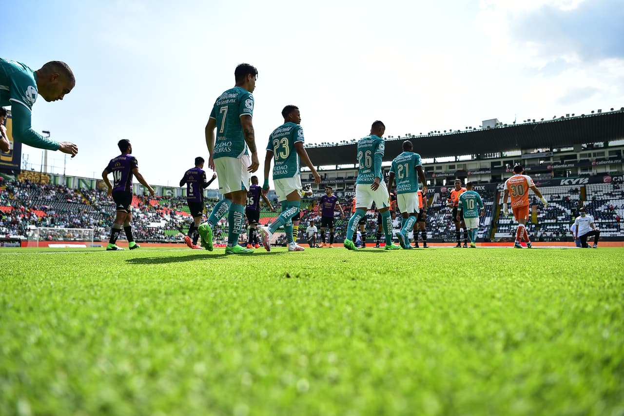 Mazatlán FC golearon a domicilio al León 0-3 en el juego de la Jornada 8 del Apertura 2022. Los Cañoneros sentenciaron el partido en los primeros 17 minutos del primer tiempo con goles de Nicolás Benedetti, Eduardo Bello y un autogol de Stiven Barreiro.
