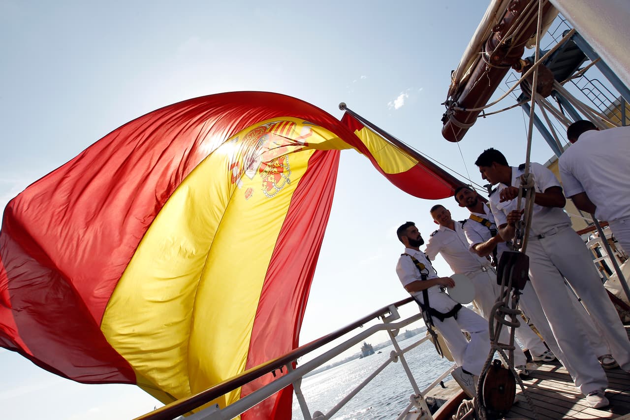 Los marineros del buque junto a su bandera el 11 de mayo de 2016, en La Habana.