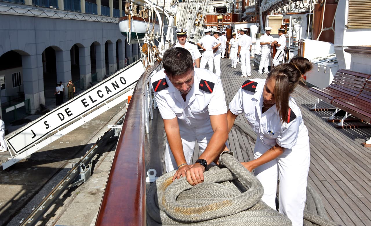 Marineros del buque escuela de la Armada española Juan Sebastián Elcano trabajan en el puerto de La Habana, luego de atracar para una visita oficial de cinco días.