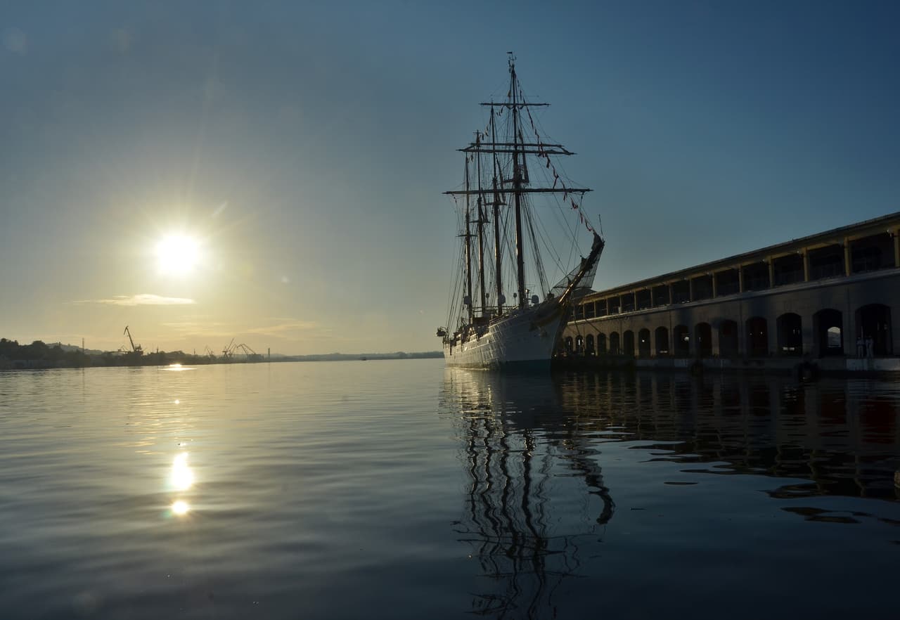 El buque escuela de la Armada española "Juan Sebastián Elcano" al atardecer en el puerto cubano, antes de abandonar la isla.