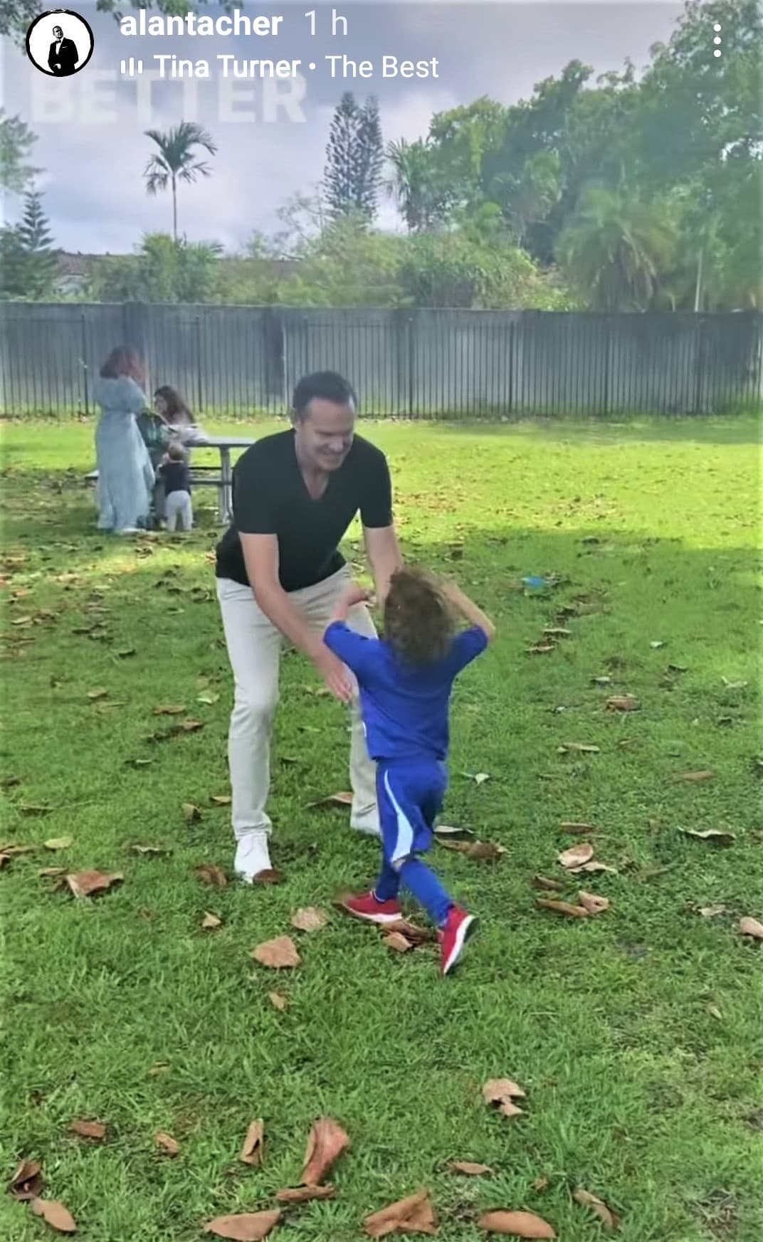 Desde ahora le está inculcando el gusto por los deportes a su hijo y en cada nuevo paso que da Alan está presente.