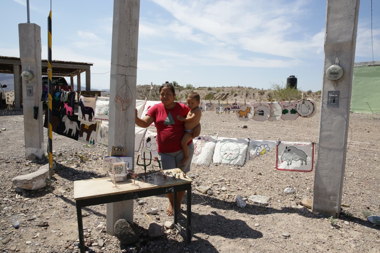 <b>Rosa Benavides, 28 años, Boquillas del Carmen. </b>Con lo que gana su esposo trabajando en el campo y ella vendiendo artesanías de alambre, Rosa Benavides mantiene a sus cuatro hijos. Su familia estuvo entre quienes abandonaron Boquillas del Carmen en 2003 cuando Estados Unidos cerró la frontera después de los ataques terroristas a las Torres Gemelas. Ahora Benavides no sabe por quién votar: “Porque cuánta cosa nos dicen en la tele y qué pasa, nada. Vienen, nos prometen y no nos ayudan. Ni siquiera vuelven”, lamenta.