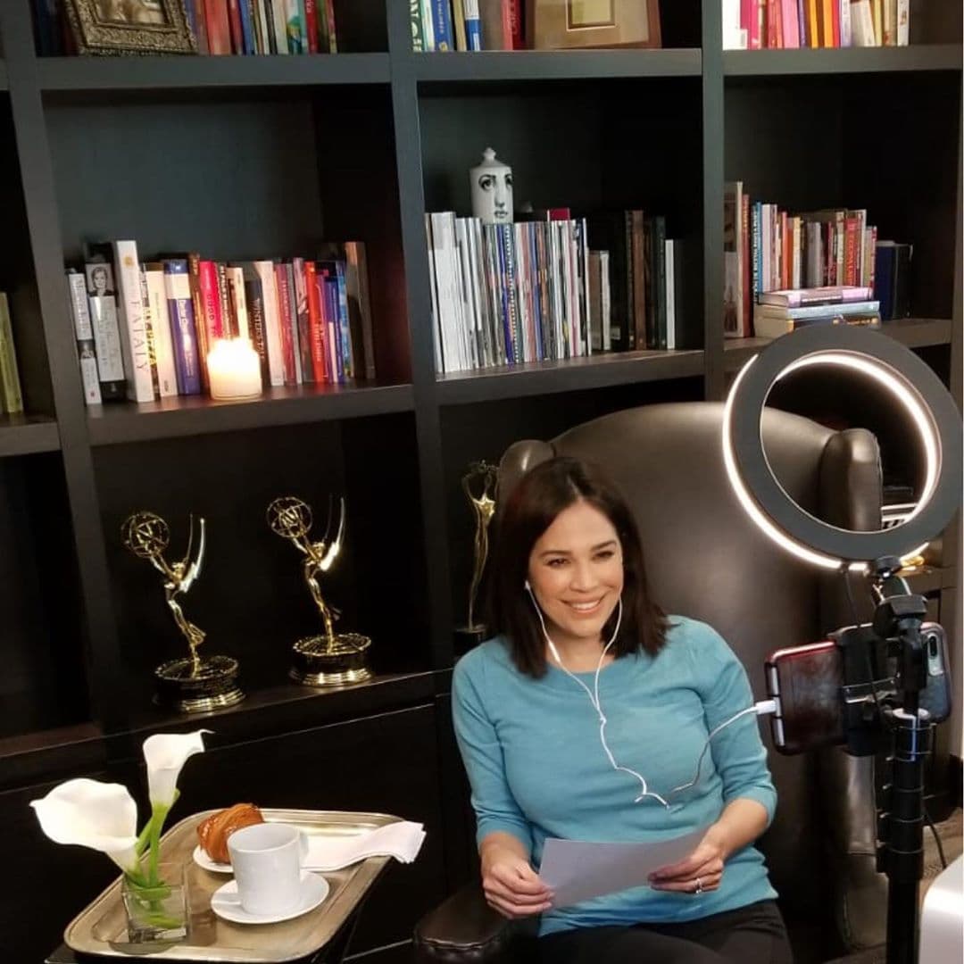 Y también desde casa, Karlita se enlaza con nosotros poniendo por delante su característica sonrisa.