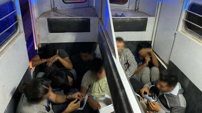 Dos semanas después de ese incidente, oficiales fronterizos en el sector Laredo, en Texas, detuvieron otra pick up con remolque. Allí descubrieron a 22 migrantes sin papeles. Viajaban por la carretera 35. Cuando el vehículo se detuvo, el conductor y varias personas corrieron hacia el este de la autopista y trataron de escapar entre la maleza, pero los detuvieron a todos. La camioneta tenía reporte de robo.