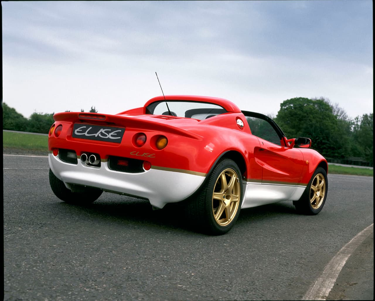 <b><u>Lotus Elise S1 (1996-2001)</u></b>
<br>En octubre de 1988 aparece el Elise 340R (solo 340 unidades), el más radical de los Elise y marcó el final del S1 del cual se vendieron 12,000 unidades.
<br>