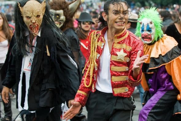 Héctor Jackson, imitador conocido del cantante estadounidense Michael Jackson dirigió el evento del 29 de agosto de 2009.