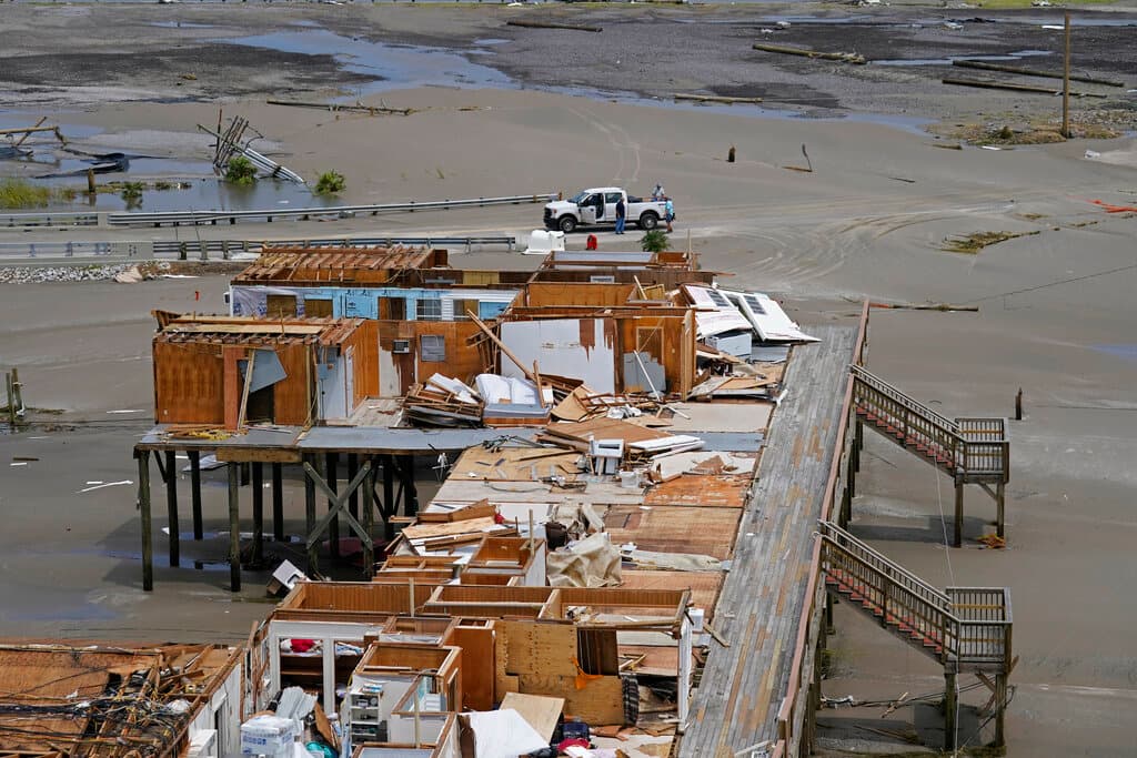 Algunas de las casas perdieron el techo y/o las paredes, otras simplemente quedaron reducidas a escombros.