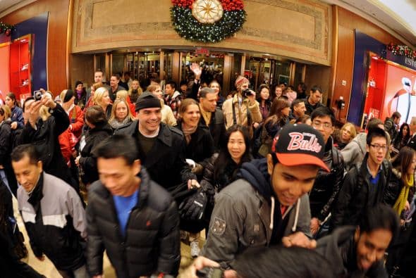 Como cada Viernes Negro las tiendas se llenaron de miles de personas con una sola intención: comprar a los mejores precios. Sin embargo, no todo fue color de rosa para los compradores ya que también hubo algunos accidentes violentos.