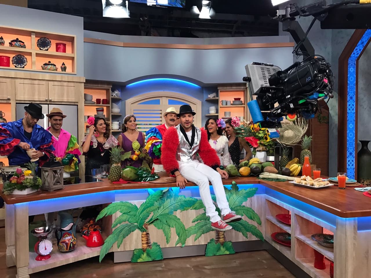 Nos metimos hasta la cocina para espiar al chef Jesús y descubrir que sorpresa nos tenía preparada.