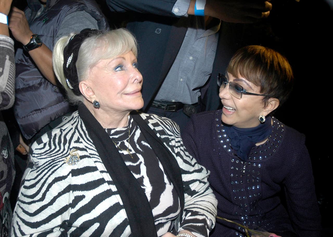 "Alcé mi voz y empecé a volar, y en tu mirar dejé mi corazón. Abuela yo nunca podré olvidar quien me cuidó, quien dio su vida. Siempre serás mi adoración y frente al mar, de aquellos días mi bien amada y yo", es un fragmento de la letra.
<br>