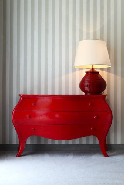 Compra bien. Antes de comenzar a cambiar la decoración de tu hogar considera, tal como nos sugirió el diseñador de interiores Christian Gomez-Dold, comprar objetos en tiendas vintage locales y de segunda mano, en donde es posible encontrar ítems interesantes y a buen precio.