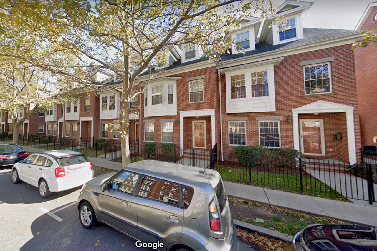 <b>Puesto 10. East Orange, New Jersey</b>
<br>
<br>Variación del precio promedio de la vivienda en un año: +23.0% (+61,540) dólares).
<br>
<br>Valor promedio de la vivienda en marzo de 2021: 329,498 dólares.
<br>
<br>Variación de la población en un año: -0.0% (-26) habitantes).
<br>
<br>Población: 64,374 habitantes.
<br>
<br>Variación del ingreso familiar promedio en un año: +7.3% (+3,263 dólares).
<br>
<br>Ingreso familiar promedio: 48,072 dólares.
<br>
