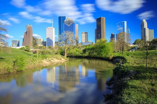 <b>Código Postal: </b> 
<br>77005 
<br>Houston, Texas 
<br>
<b>Renta promedio: </b> 
<br>$2,033 
<br>
<b>Salario promedio:</b> 
<br>La encuesta del censo en 2017 destacó que el salario promedio familiar fue de $63,802 en 2017.