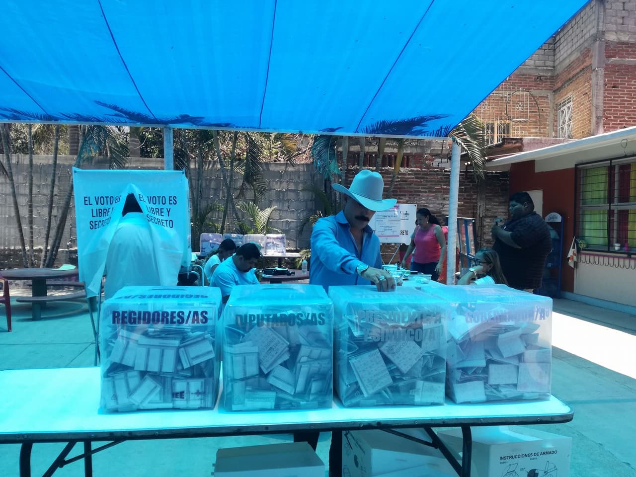 El cantante acudió a votar a temprana hora e impulsó a los electores a que denunciaran cualquier anomalía de la que fueran testigos.