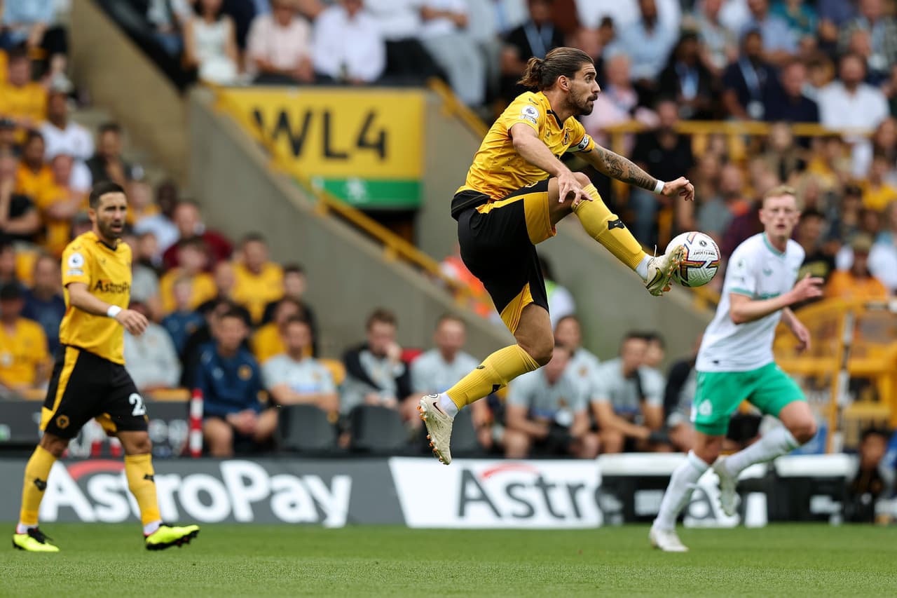 Ruben Neves adelantó a los Wolves con un golazo, pero Allan Saint-Maximin emparejó las acciones en la agonía con otro golazo. Raúl Jiménez marcó un gol, pero el VAR arruinó el festejo al anularlo.