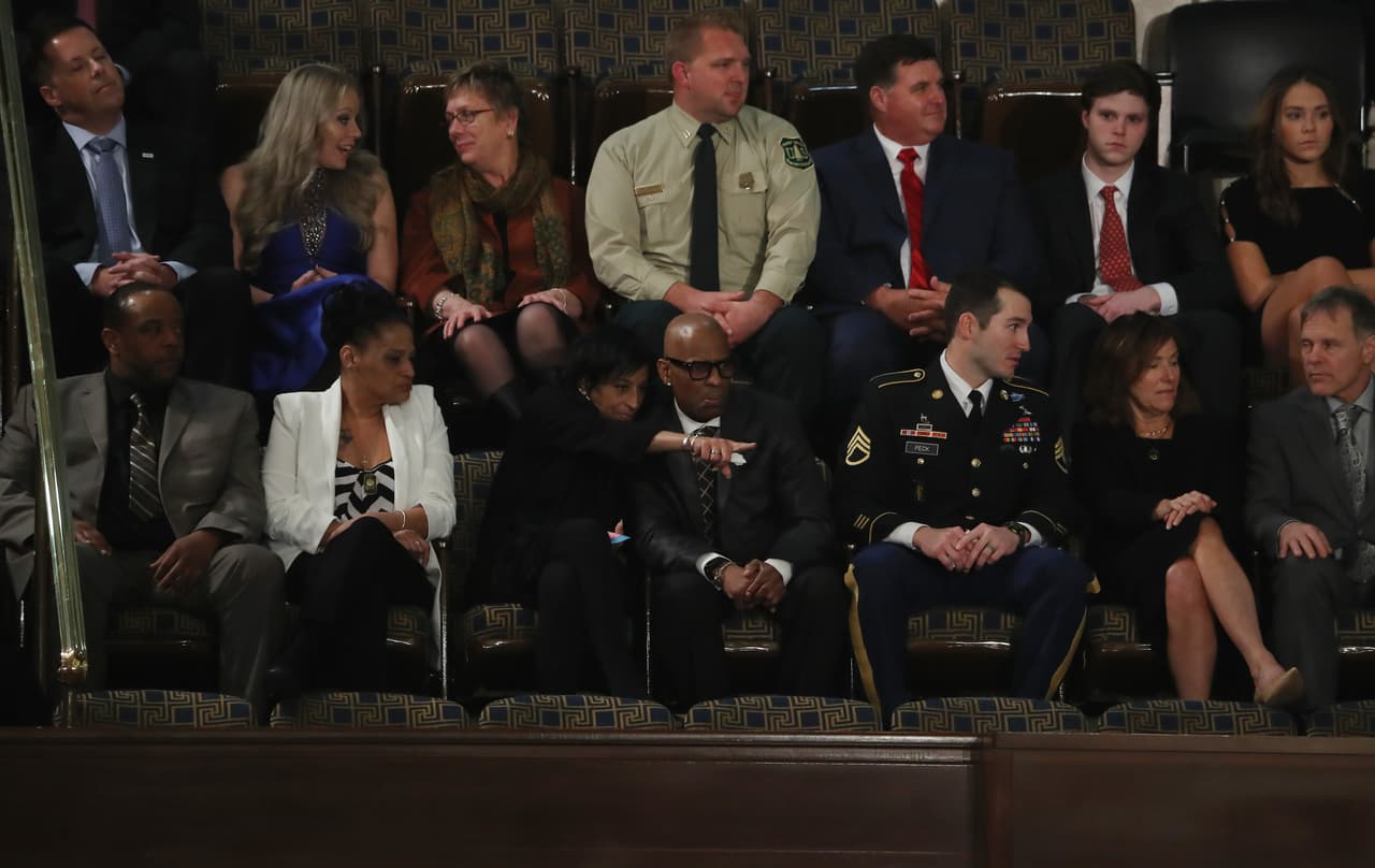 Los invitados del presidente Donald Trump toman sus puestos en el capitolio. Elizabeth Alvarado, Robert Mickens, Evelyn Rodriguez y Freddy Cuevas: dos parejas cuyas hijas fueron asesinadas por miembros de la pandilla MS-13.