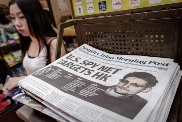 Snowden, por su parte, reaparece en una entrevista en el diario 'South China Morning Post', donde asegura que quiere permanecer en Hong Kong e insiste en que Estados Unidos espía "cientos de miles de ordenadores" en todo el mundo.