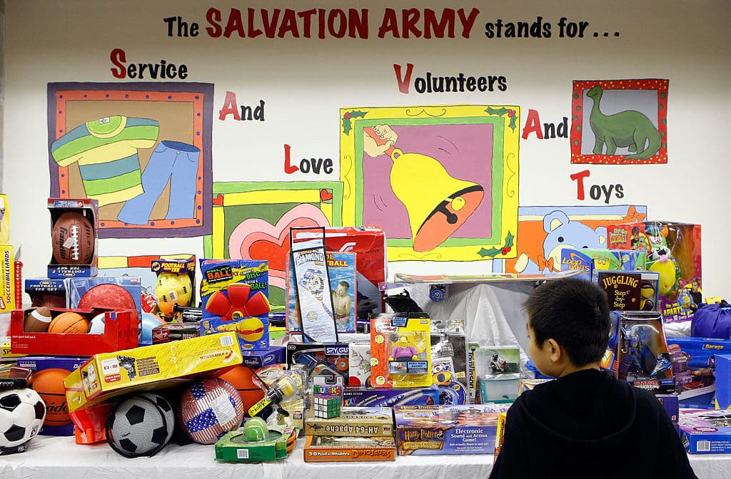 <b>Salvation Army Angel Tree </b>
<br>Esta organización ofrece apoy a las familias más necesitadas. Recibe diversas donaciones y dispone de 
<a href="https://centralusa.salvationarmy.org/usc/location-search/">esta</a> herramienta para encontrar los centros de ayuda.
<br>
