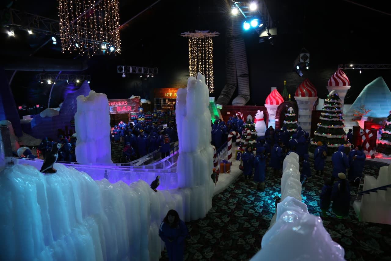 La muestra fue instalada en una carpa insulada de 28,000 pies cuadrados bajo una temperatura de 9 grados Fahrenheit. Para costos y otros detalles consulte el 
<a href="Para costos y otros detalles consulte https://www.moodygardens.com/holiday_season/plan_your_visit/">sitio web de la exhibición</a>.