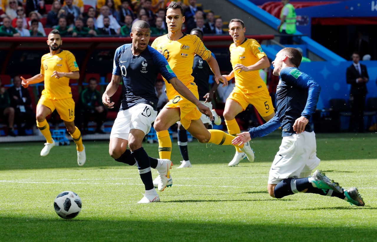 Ya en la segunda mitad, en una jugada aislada para ese momento, Griezmann cayó en el área por un leve contacto y el árbitro Andrés Cunha no sancionó.