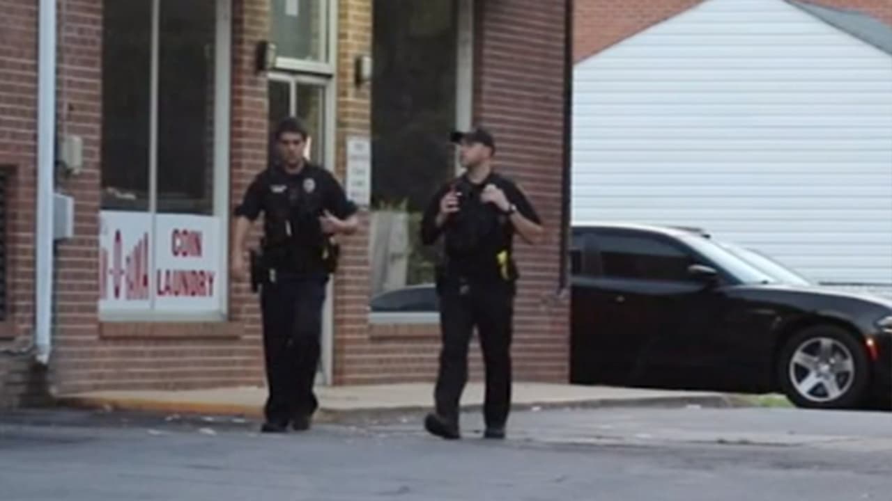 Gonzales fue trasladado al Centro Médico Cape Fear Valley, donde luego murió debido a la gravedad de sus lesiones, según compartió nuestro socio editorial
<a href="https://abc11.com/man-killed-woman-hurt-from-fight-at-fayetteville-laundromat/6314261/" target="_blank">ABC 11.</a>