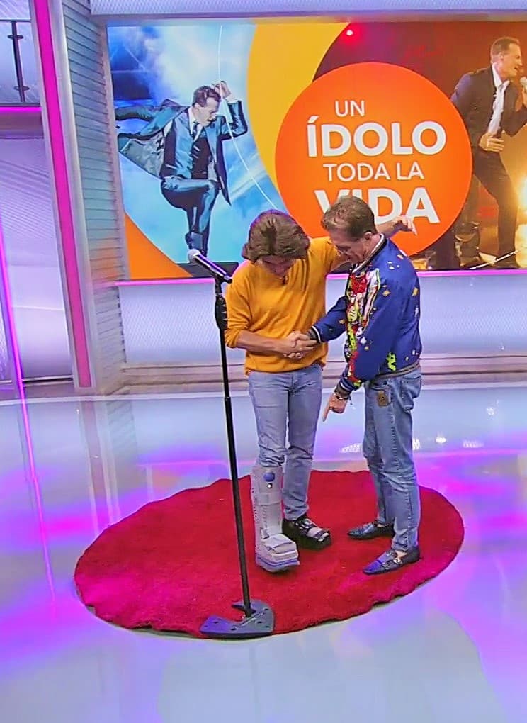 El cantante admiró el valor de Carlos Calderón al verlo bailar 'Toda la vida' con bota ortopédica.