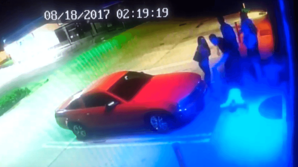 Revelan video para identificar al hombre que asestó un puñetazo a otro afuera de una cantina