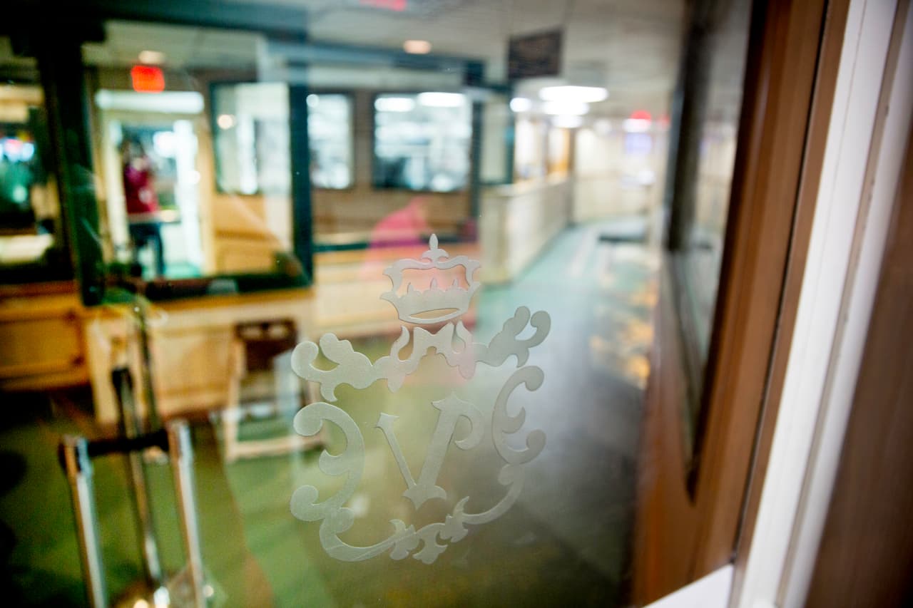 El Versailles fue creciendo al punto que hoy ocupa casi una cuadra completa. Aunque los despampanantes espejos podrían hacer pensar que se trata de un lugar muy formal, en el interior realmente palpita la frescura de los cubanos. Así, las lámparas y los arabescos contrastan con mesas sin manteles, servilletas de papel y sillas de cafetería corriente.