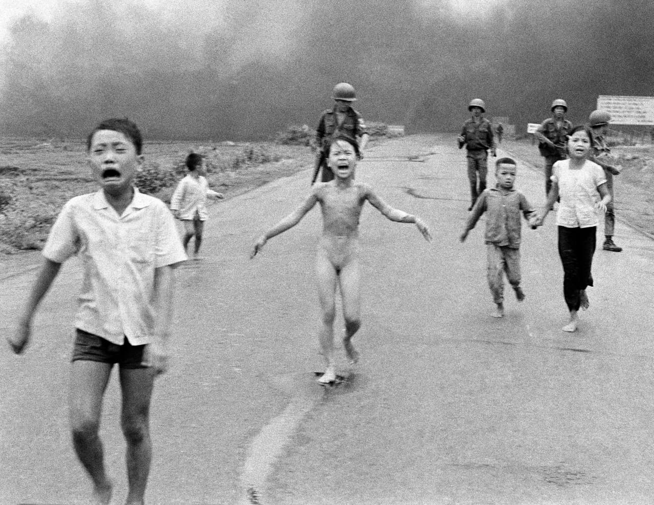 Si hay una foto icónica de las guerras del último siglo, esa es la de la niña
<b>Kim Phuc </b>llorando dolorida por el napalm que corroía su piel aquel 8 de junio de 1972. Fue tal el poder de esta foto que se considera como uno de los factores que hizo más impopular
<b>la guerra de Vietnam</b> y que precipitó la derrota y salida del Ejército estadounidense un año después.