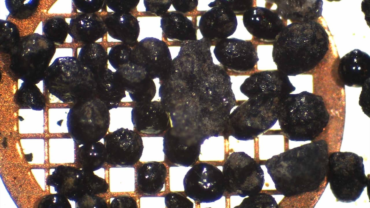 “Esta es una oportunidad muy grande para mi definitivamente he sido bastante afortunada, desde que entré han creído en mi, han sido más que pacientes, no creo que podía tener mejores mentores, el hecho de que este tipo de oportunidades se me hayan dado es todavía mas increíble, continúo. En esta foto se ven vidrios volcánicos lunares (los cuales se encuentran en el polvo lunar), también a 58 micrones de escala.