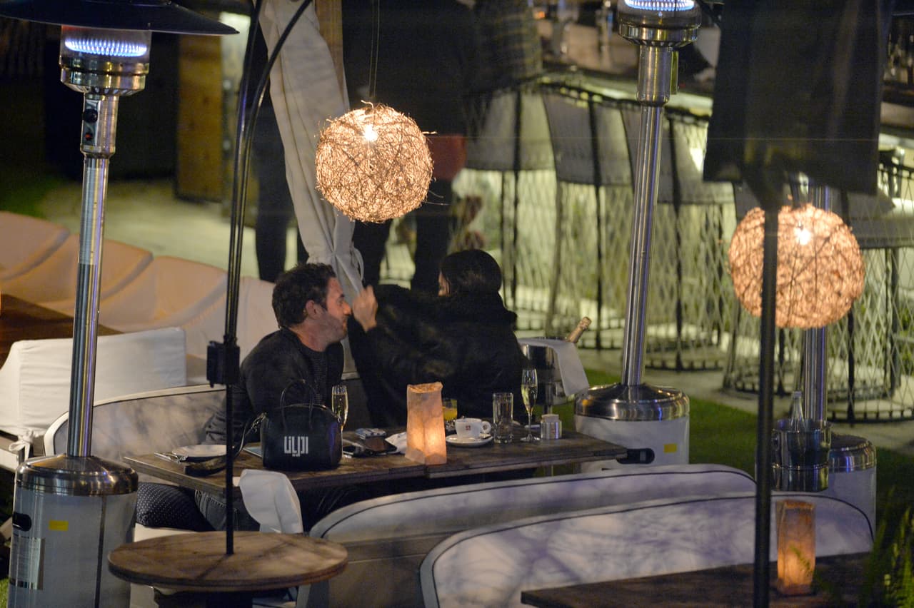 Adriana Lima rompió con el receptor de New England Patriots Julian Edelman hace sólo una semana. Sin embargo, se le vio besándose en un restaurante con el chico malo de los muchachos de Nueva York Mitch, Matt Harvey. Estas son las primeras fotos de la nueva pareja. La pareja llegó en yate y cenaron y tomaron champán por horas en el River Yacht Club el 15 de marzo de 2017, en Miami, Florida.