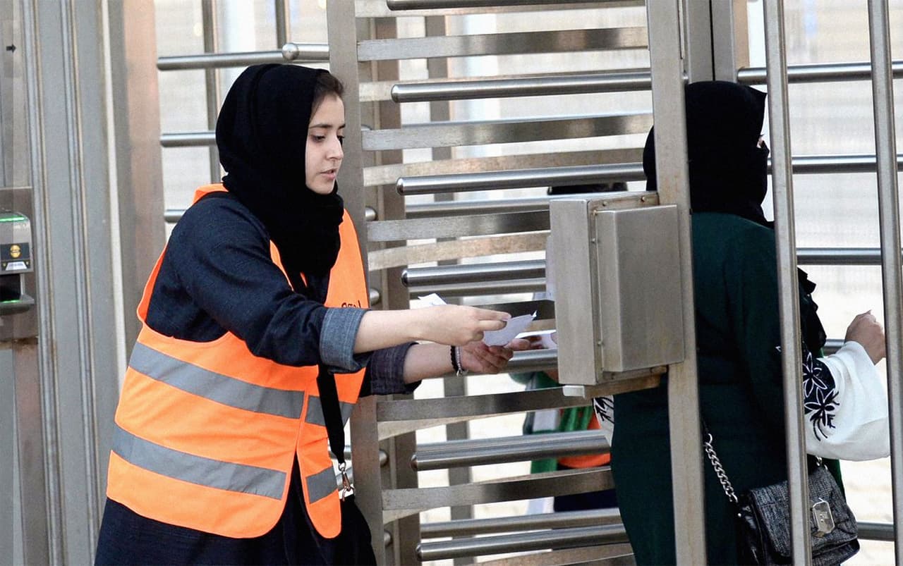 Una mujer revisa el tiquete de otra mujer a la entrada del estadio Al- Jawhara. Este es el primer estadio de Arabia Saudita que abrirá las puertas a mujeres, el estadio nacional de la capital, Riad, cumplirá esta nueva norma desde el sábado 13 de enero de 2018.