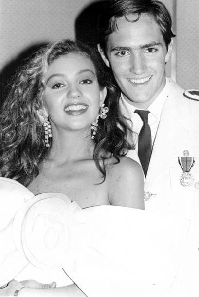 En "Luz y Sombra", de 1989, fue pareja de Thalía.