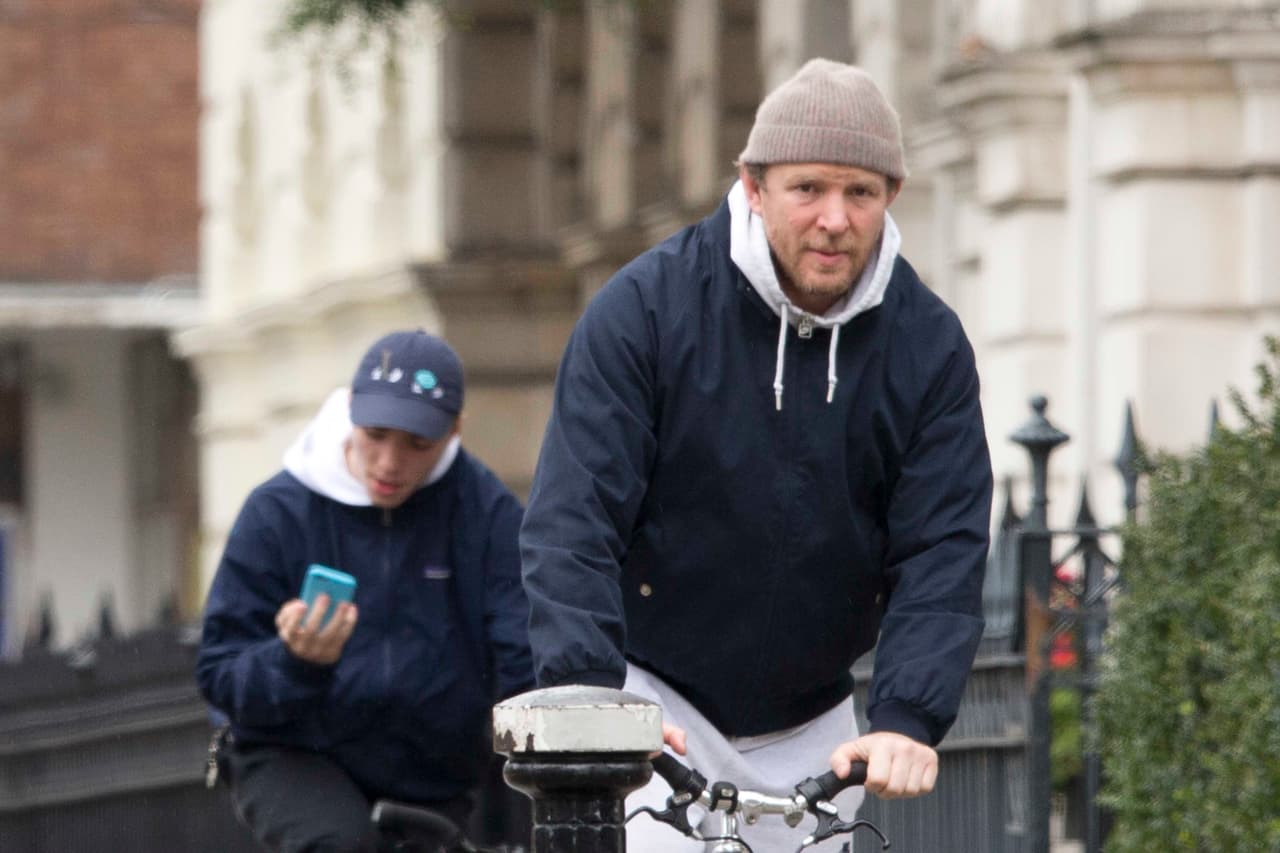 Mientras Rocco está pasando tiempo con su papá y de hecho se les ha visto en perfecta armonía.