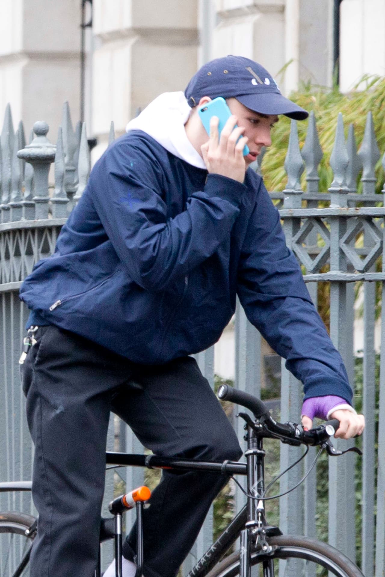 Una fuente muy cercana a la cantante declaró: "Ella aceptó dejarlo en Inglaterra con su padre, pero le sigue costando entender que su hogar ya no es con ella, sino junto a su padre, así lo ha decidido Rocco, quiere estar con él", señaló.