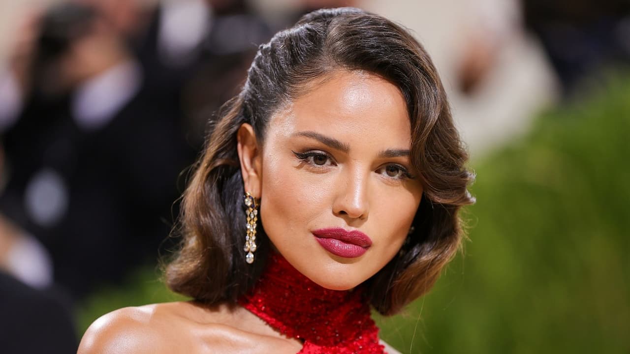 Eiza González deslumbró con un cabello de diamantes en los Fashion Awards 2021: fotos