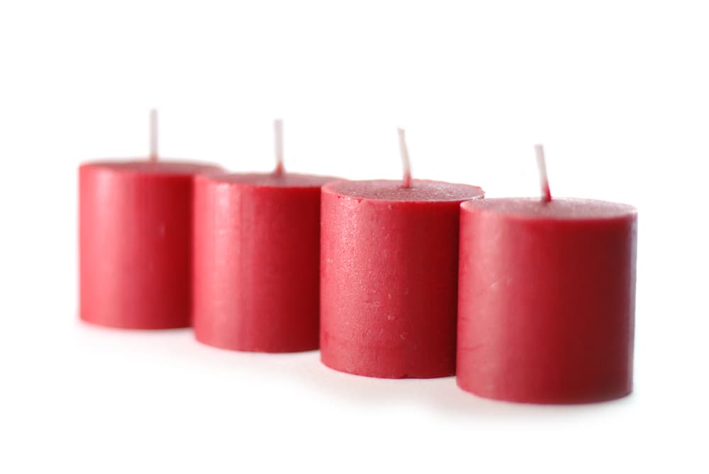 Por otro lado, si tu deseo gira alrededor del amor, puedes en lugar de blancas cambiarlas por tres velas rojas. El rojo es el color del corazón, y apelará a todo lo vinculado con nuestra salud y fortaleza.