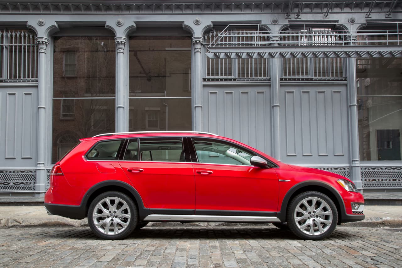 En el Auto Show de Nueva York 2016 Volkswagen anuncia el inicio de producción de Golf Alltrack 2017, un vehículo que había sido presentado en la edición 2015 del evento neoyorkino en caracter de prototipo