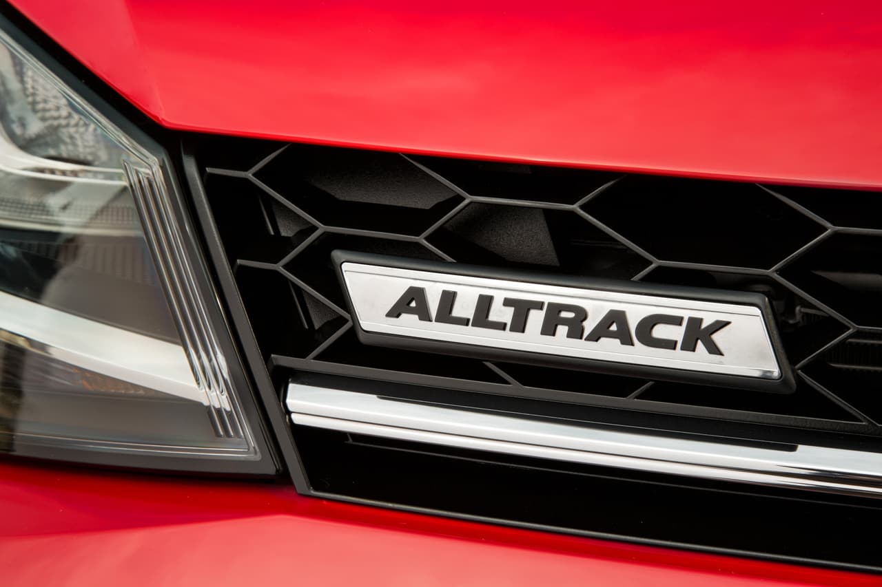 En su exterior se advierten señas de robustez, incluyendo el lema "Alltrack" tanto en su parilla tipo "nido de abeja" como en el portón trasero