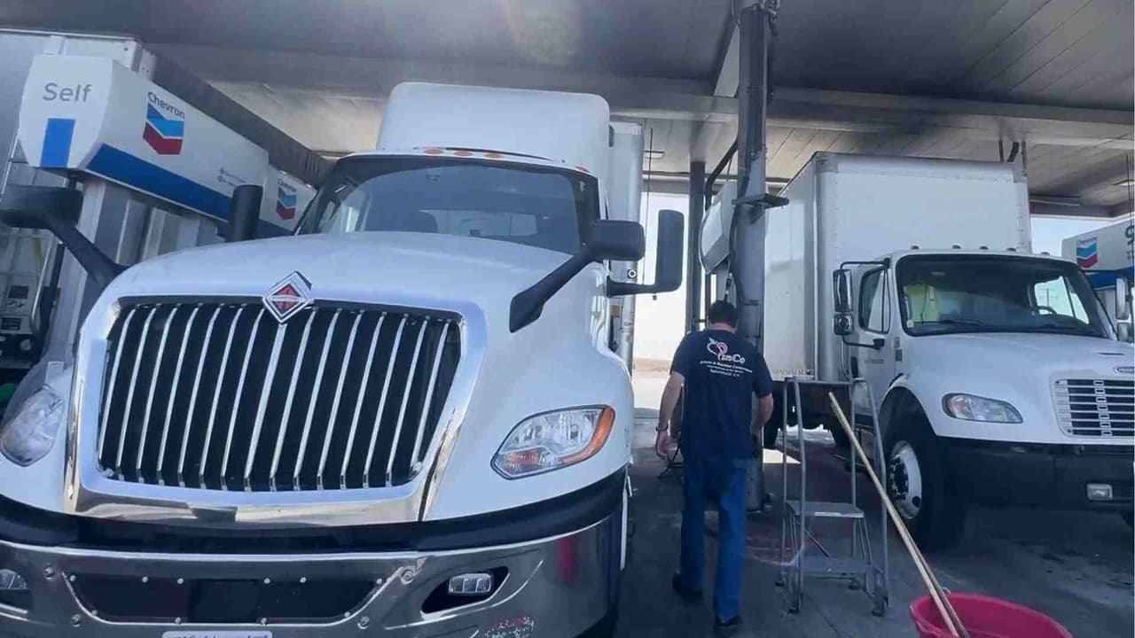 "Casi no nos queda nada": Precio récord del diésel impacta a camioneros y trabajadores agrícolas