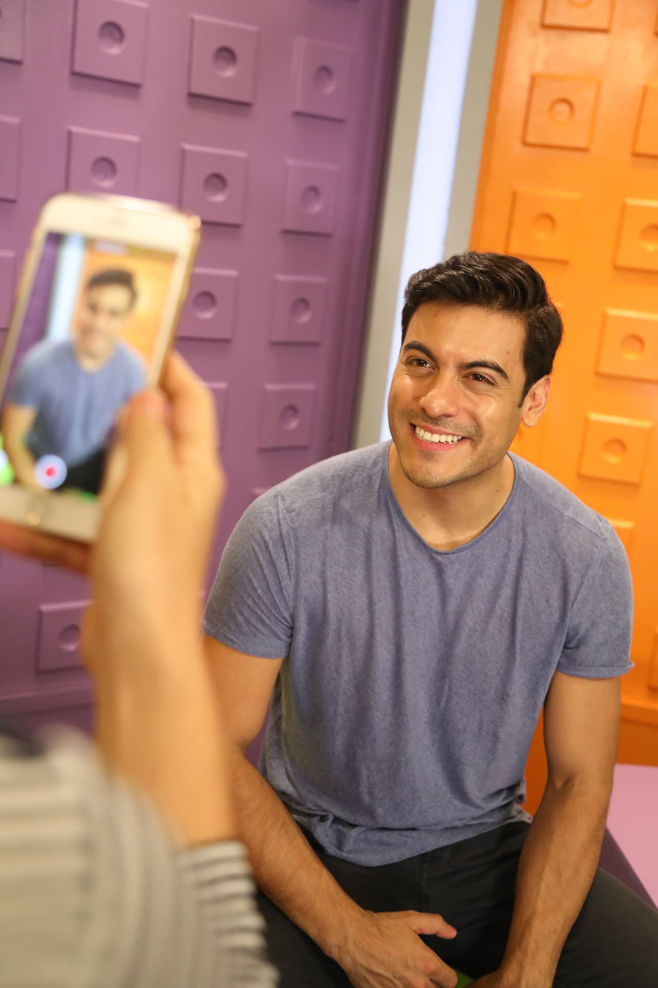 Los ensayos han sido pautados para que varios artistas puedan montar sus espectáculos este lunes, el martes y miércoles. Carlos también participó en el proyecto 
<b><a href="http://www.univision.com/especiales/premios-juventud/50-famosos-se-tomaron-una-selfie-con-nosotros-mira-sus-causas-istandupfor">#IStandUpFor</a></b> de 'selfies con causa'.