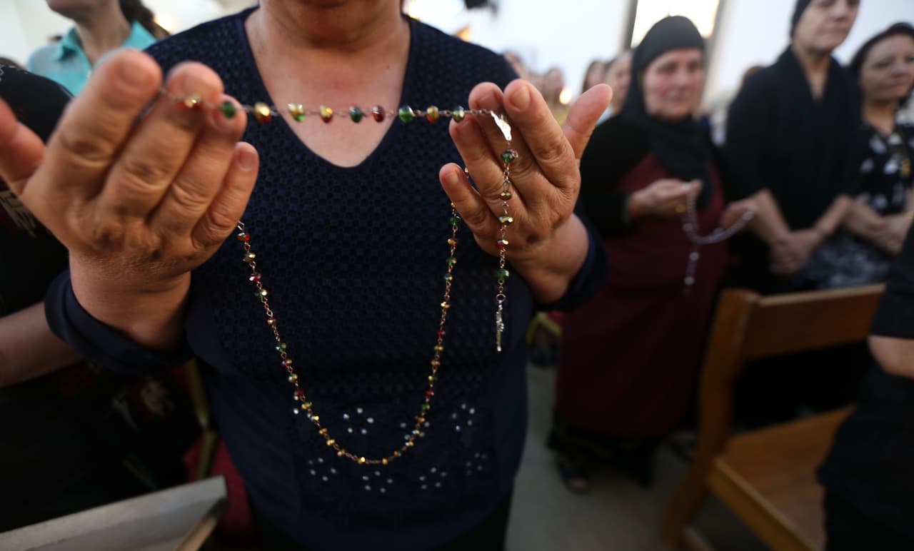 El rezo del rosario recuerda los pasajes de la vida de Jesús y la Virgen María, los cuales están divididos en 15 capítulos o misterios.