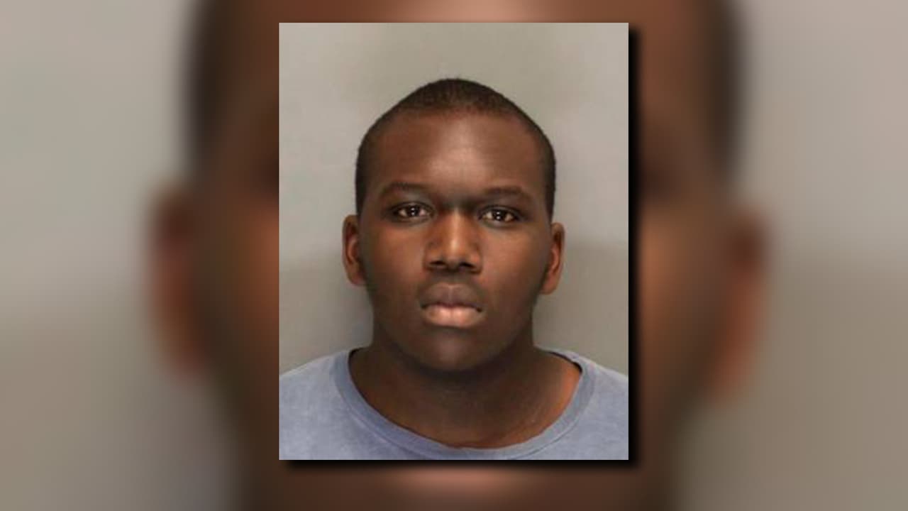 Benjamin Jenkins, fue sentenciado a 40 años de prisión por pornografía infantil. Los fiscales dicen que se aprovechó de 150 niñas.