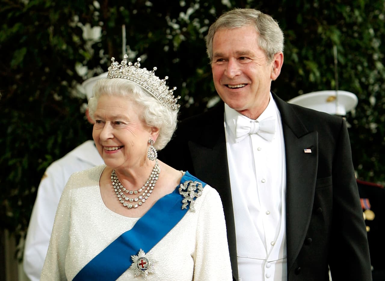 Por su parte, George W. Bush recibió a la reina en 2007 en la Casa Blanca, en su primera visita oficial a Washington desde 1991. Estados Unidos celebró su llegada con 21 disparos de cañón y fue la invitada de honor de un banquete.