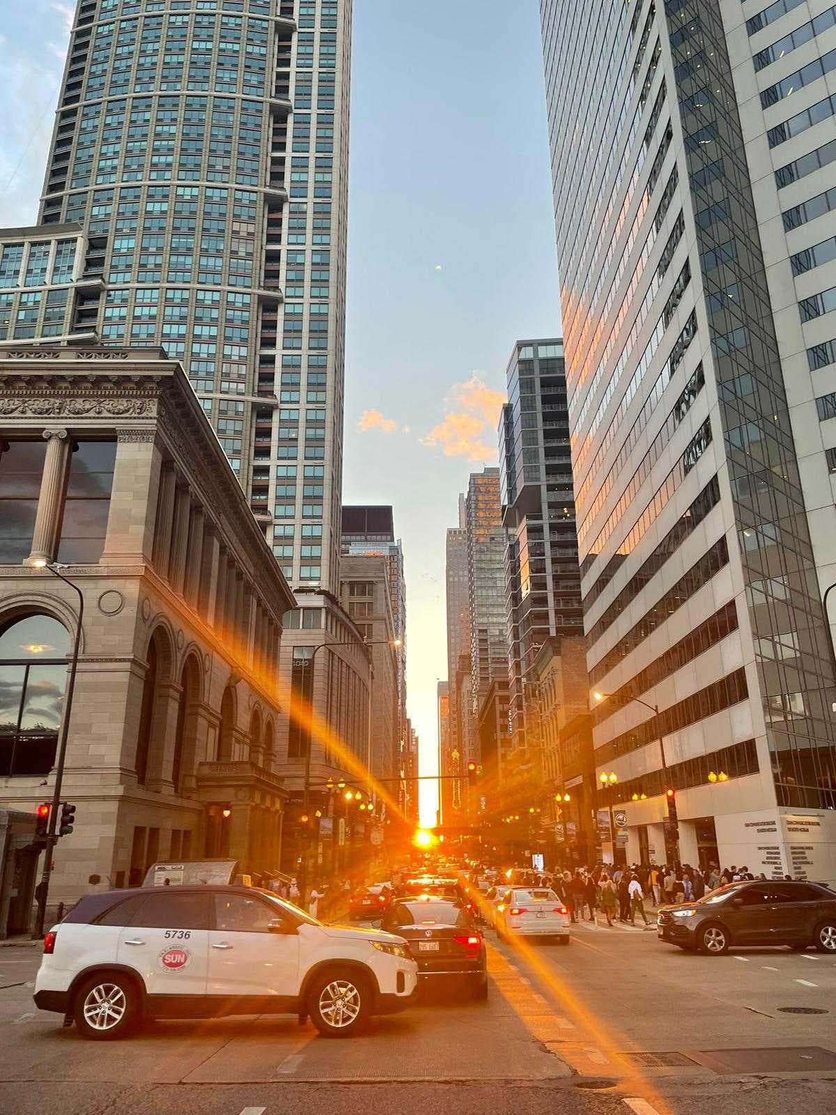 Chicagohenge otoño 2022 en Chicago. El Sol entre los edificios de Chicago es un espectáculo que encanta a propios y extraños.