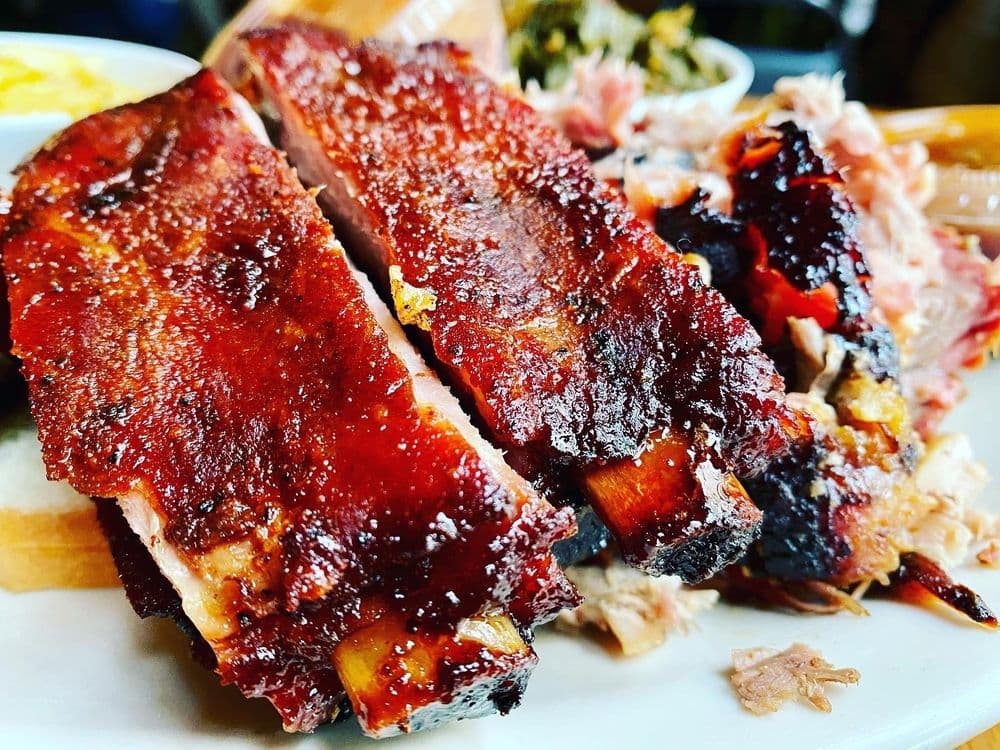 <b>Fox Bros. Bar-B-Q</b>
<br>Dirección: 1238 Dekalb Ave NE. Atlanta, GA. 30307
<br>Teléfono: (404) 577-4030
<br>Sitio web: 
<a href="http://www.foxbrosbbq.com/">http://www.foxbrosbbq.com/</a> 
<br>
<b><a href="https://www.yelp.com/map/fox-bros-bar-b-q-atlanta">Cómo llegar</a></b>
<br>
<br>Una usuaria de Yelp dijo: “El olor a barbacoa te recibe desde la puerta. ¡Ver esos ahumadores y parrillas apagarse te asegura que te espera algo bueno! Es más como un ambiente campestre, rústico en el interior, que se alinea con lo que se sirve. Entra y ponte cómodo porque de seguro vas a llenarte”.