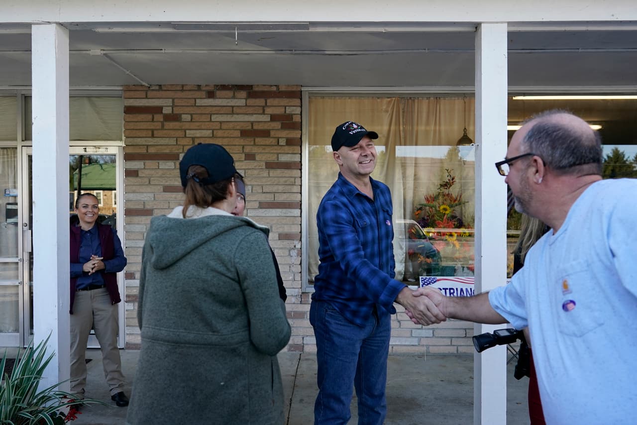 El candidato republicano a gobernador de Pensilvania Doug Mastriano y su esposa Rebecca, segunda desde la izquierda, saludan a las personas después de votar en su lugar de votación, la Iglesia de Dios New LIFE Worship Center, en Fayetteville, Pensilvania.